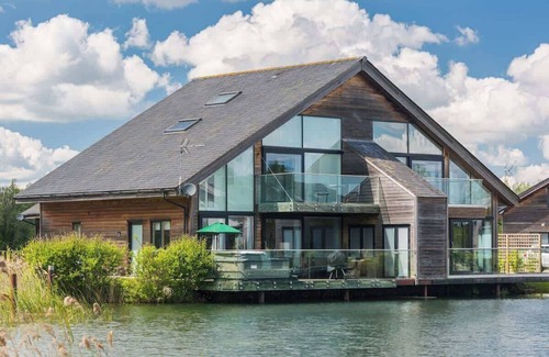 Ampney Crucis Casa | Grebe Lodge | Cotswold Lakehouse & Hot Tub
