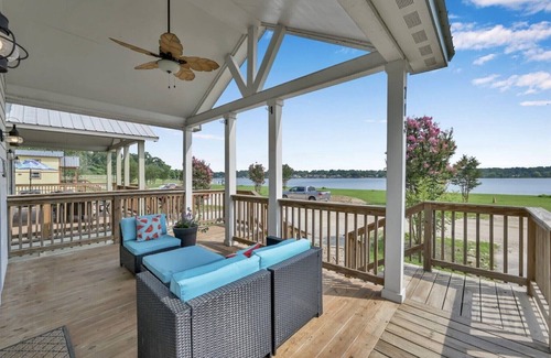 Willis Cabaña | Greek Inspired Lakefront Cottage
