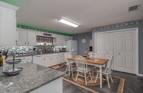 Citra Otro | Green Acres House sleeps 6.