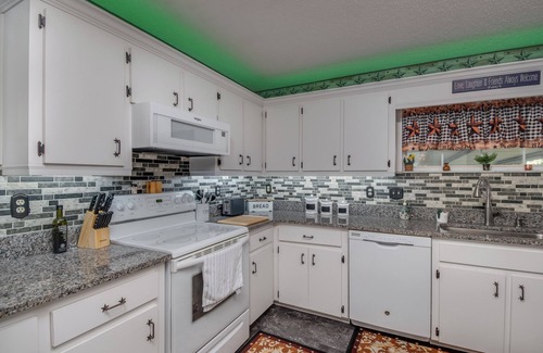 Citra Otro | Green Acres House sleeps 6.