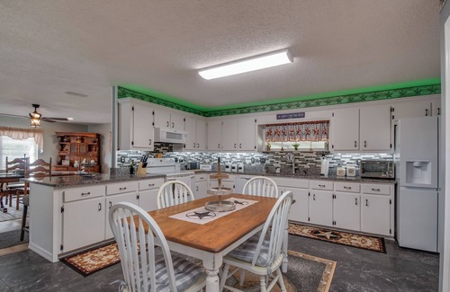 Citra Otro | Green Acres House sleeps 6.