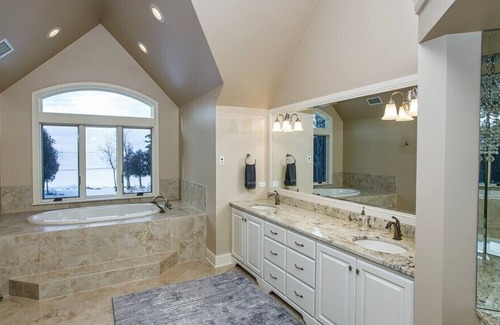 Sturgeon Bay Casa | Green Bay Waterfront - Estate on the Lake