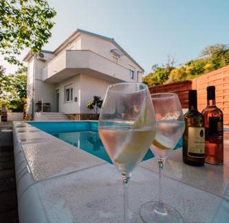 Razanac Villa | Green & blue