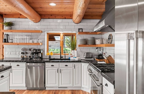 St. Charles Cabina | Green Canyon Estates-2 homes, hot tub, indoor sports court, 2 theater rooms