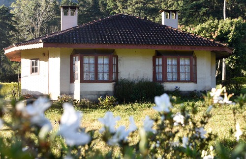 Centro Chalet De Esquí | Green chalet with fireplaces, hydro, sauna on the banks of the Rio Preto in Visconde de Mauá