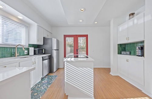 Covington Casa | Green Destiny! 7min to DT Cincy, Pool & Hot tub
