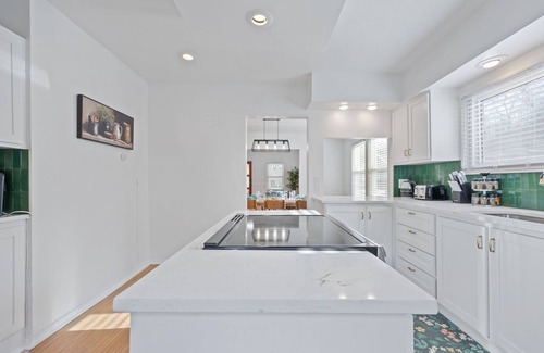 Covington Casa | Green Destiny! 7min to DT Cincy, Pool & Hot tub