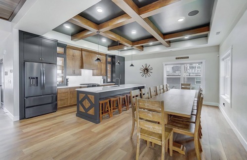 Brimfield Casa | Green Diamond Retreat: Epic Lakefront Oasis for 30, 6BR, Boat Slip, Kayaks
