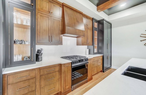 Brimfield Casa | Green Diamond Retreat: Epic Lakefront Oasis for 30, 6BR, Boat Slip, Kayaks