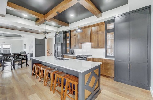 Brimfield Casa | Green Diamond Retreat: Epic Lakefront Oasis for 30, 6BR, Boat Slip, Kayaks