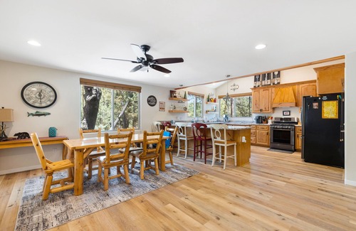 Pine Cabina | Green Elk Retreat Cabin, Cozy Cabin - large side yard with wildlife