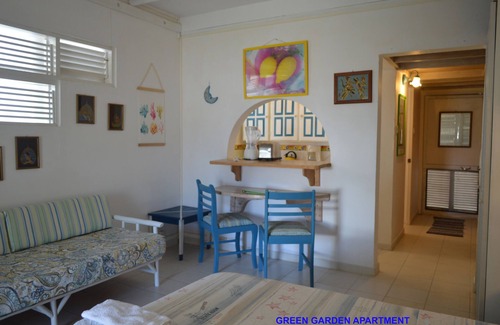 Silver Sands Apartamento | Green Garden Apartment at Blue Ocean Cottage in Silver Sands