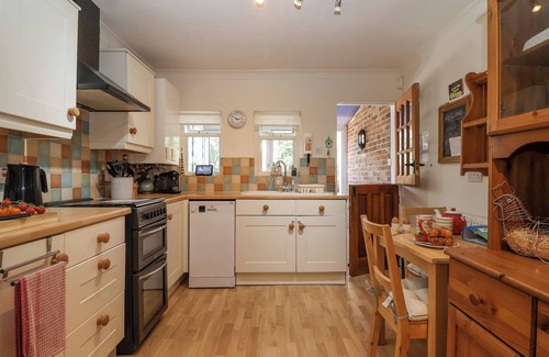 Reydon Cabaña | GREEN GATE COTTAGE, pet friendly, with open fire in Reydon