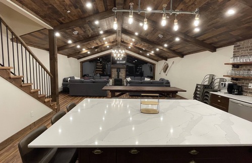 Hemlock Valley Casa | Green Giant A - Luxury mountain retreat 6 bdr, ski in/out, 9 pers hot tub,