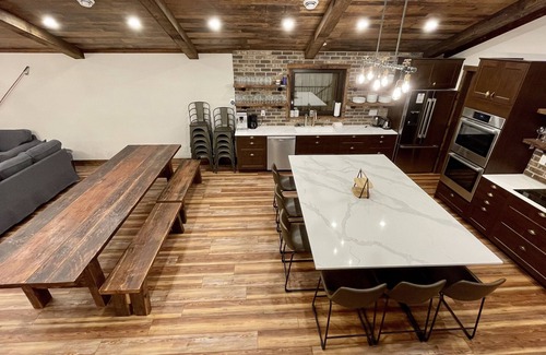 Hemlock Valley Casa | Green Giant A - Luxury mountain retreat 6 bdr, ski in/out, 9 pers hot tub,