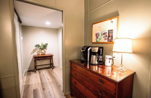 Geneva Casa | Green Haven - a newly renovated quiet retreat near Wineries, Lake Erie, & Spire