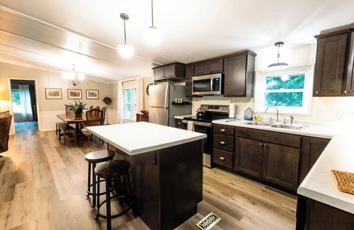 Geneva Casa | Green Haven - a newly renovated quiet retreat near Wineries, Lake Erie, & Spire