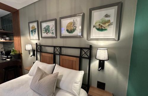 Potchefstroom Casa | Green Ivy Luxury Room with Private Garden
