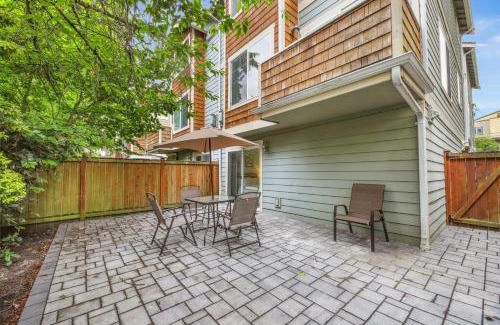 Licton Springs Casa | Green Lake Remodelled home with AC garage yard