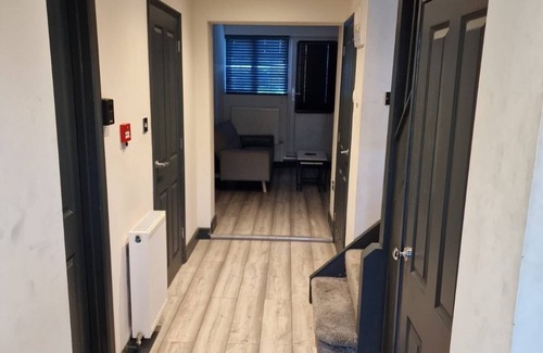 Aveley Casa | Green Lantern, Private En-suite Double Room