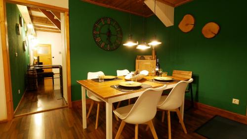 Fluorn Apartamento | Green Loft Schwarzwald - Dach-Balkon-Musik-Ecke