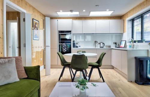 Hove Casa | Green Mews 1 with Free Parking By My Getaways