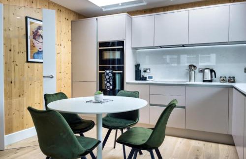 Hove Casa | Green Mews 1 with Free Parking By My Getaways