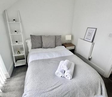 Reading Cama Y Desayuno | Green Park 4 bed LUX with parking ,M4 Jct 11