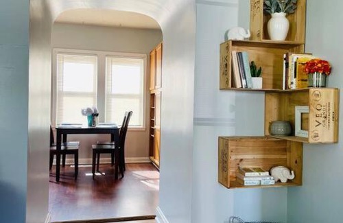 Evansville Apartamento | Green Roof Inn - Centrally Located 2BR/1BA Home