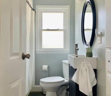 Evansville Apartamento | Green Roof Inn - Centrally Located 2BR/1BA Home