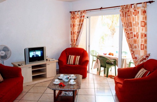 Midlands Apartamento | entorno verde, con piscina y playa cercanas.