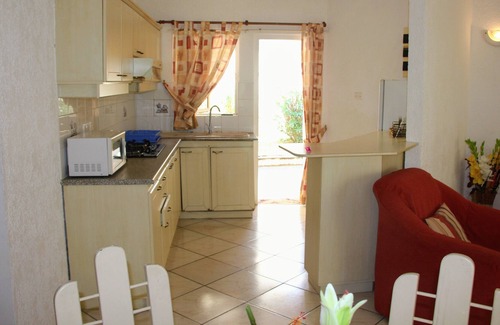 Midlands Apartamento | entorno verde, con piscina y playa cercanas.