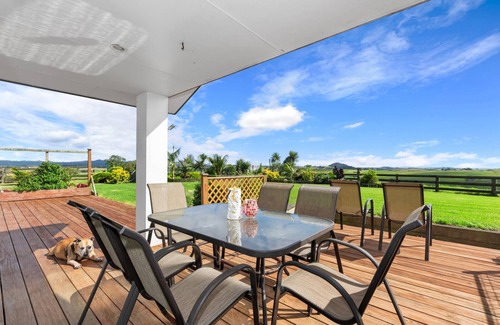 Onerahi Casa | GREEN VIEW - PARUA BAY HOLIDAY HOME, pet friendly in Parua Bay