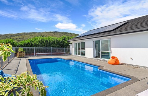 Onerahi Casa | GREEN VIEW - PARUA BAY HOLIDAY HOME, pet friendly in Parua Bay