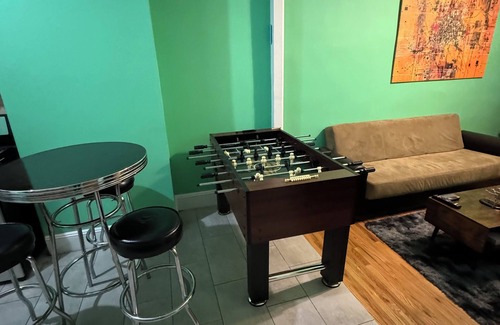 Queens Apartamento | Green Walls NYC Cozy Shared Apartment in Vibrant Neighborhood!