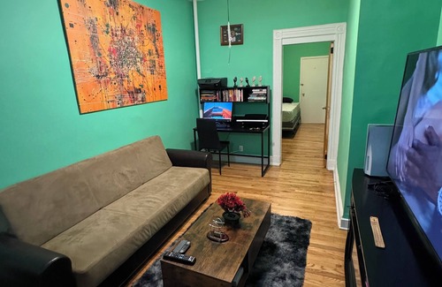 Queens Apartamento | Green Walls NYC Cozy Shared Apartment in Vibrant Neighborhood!