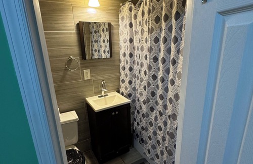 Queens Apartamento | Green Walls NYC Cozy Shared Apartment in Vibrant Neighborhood!