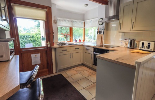 Crosthwaite Cabaña | GREENBANK COTTAGE, pet friendly in Bowness-On-Windermere