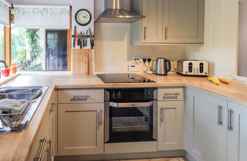 Crosthwaite Cabaña | GREENBANK COTTAGE, pet friendly in Bowness-On-Windermere