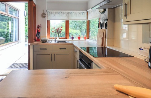 Crosthwaite Cabaña | GREENBANK COTTAGE, pet friendly in Bowness-On-Windermere
