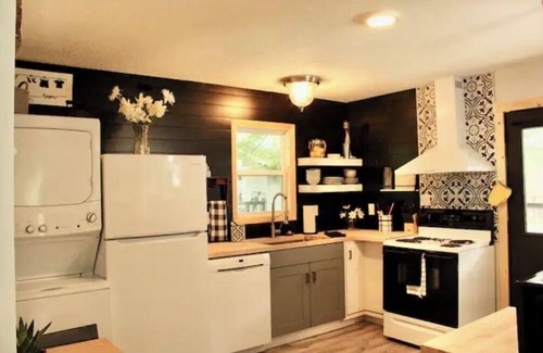 Marlinton Cabaña | Greenbrier Getaway 1: Hike, Bike, Ski! Fenced Yard, Firepit, Wi-Fi, 1 Dog OK