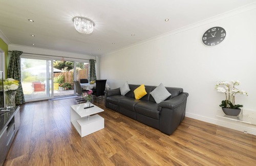 Langley Marish Casa | Greenfield's Spacious Modern 3 Bedroom - Halkingcroft Home