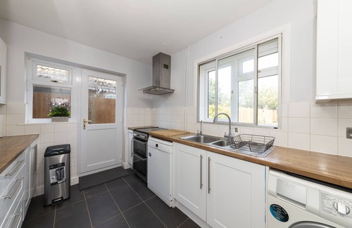 Langley Marish Casa | Greenfield's Spacious Modern 3 Bedroom - Halkingcroft Home