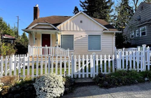 Wallingford Casa | Greenlake Craftsman - Hot Tub, AC, Dog Friendly