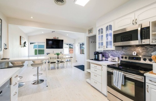 Phinney Ridge Casa | Greenlake Retreat-AC/Near Park & Cafes/Fenced Yard