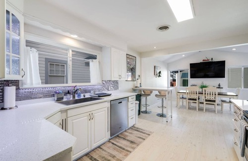 Phinney Ridge Casa | Greenlake Retreat-AC/Near Park & Cafes/Fenced Yard