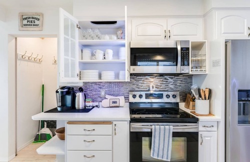 Phinney Ridge Casa | Greenlake Retreat-AC/Near Park & Cafes/Fenced Yard
