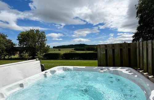 Kirriemuir Casa | Greenmyre Farmhouse with Hot Tub