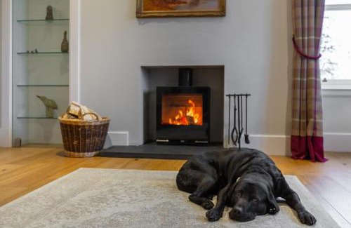 Kirriemuir Casa | Greenmyre Farmhouse with Hot Tub