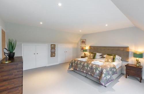 Kirriemuir Casa | Greenmyre Farmhouse with Hot Tub